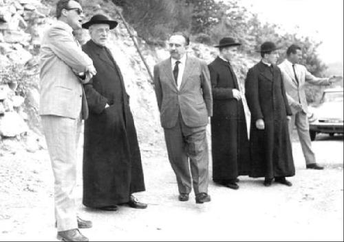 10 1959-S.E.-Mons.Raffaele-Radossi-visita-il-cantiere