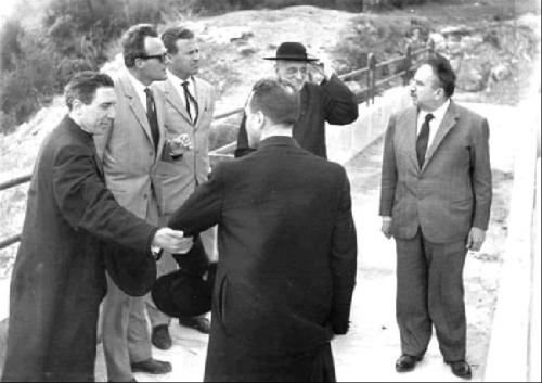 12 1961-visita-al-cantiere-del-Dott.-Luigi-Profili-Presidente-del-Consorzio-e-di-S.E.Mons .-Raffaele-Radossi