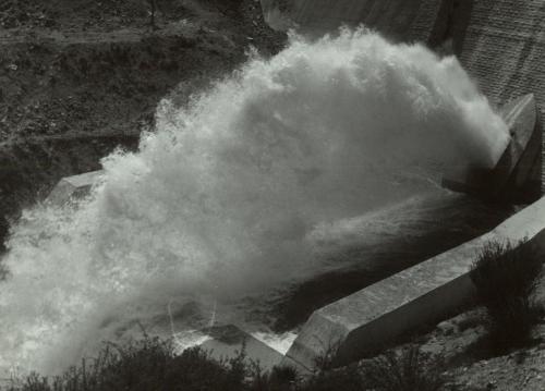 14 1962-Prove-di-apertura-scarico-di-fondo-diga-sul-Torrente-Marroggia